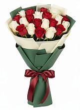 Букет Микс из красных и белых роз в Витиме