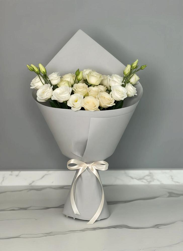 Букет цветов из: Розы и Лизиантусы в Витиме