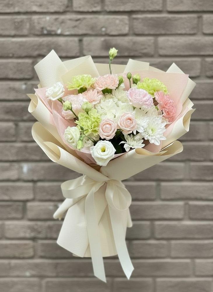 Букет цветов из: Гвоздики, Розы, Лизиантусы и Хризантемы в Витиме