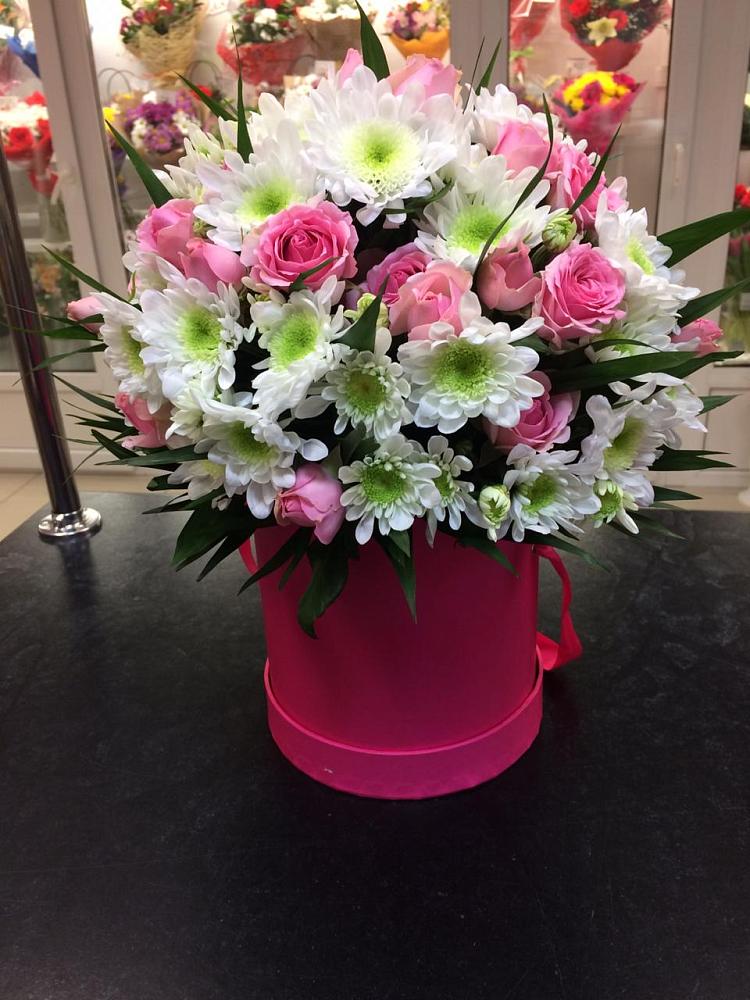 Цветочная композиция из Розы и Хризантемы в шляпной коробке в Витиме