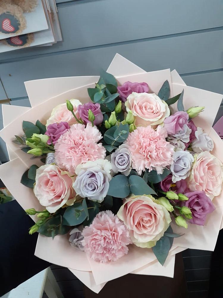 Букет цветов из: Розы, Гвоздики и Лизиантусы в Витиме