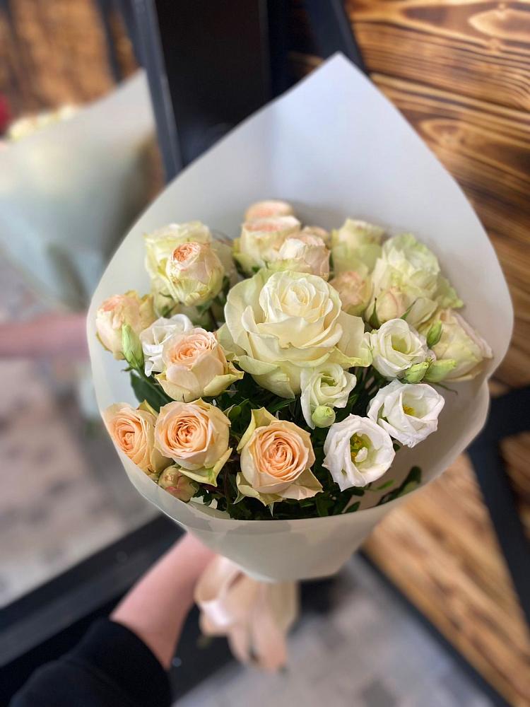 Букет цветов из: Розы и Лизиантусы в Витиме